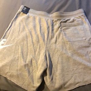 This is a loose fit/ at knee length from nike 3XL